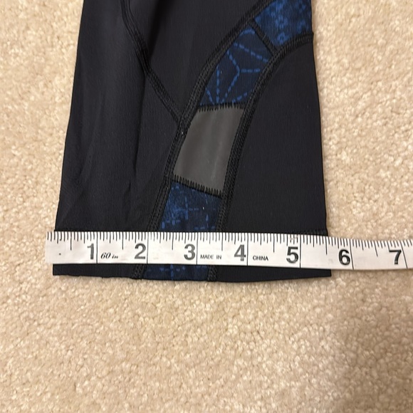 Lululemon black capri leggings with gray and blue inserts size 8 - Picture 7 of 11